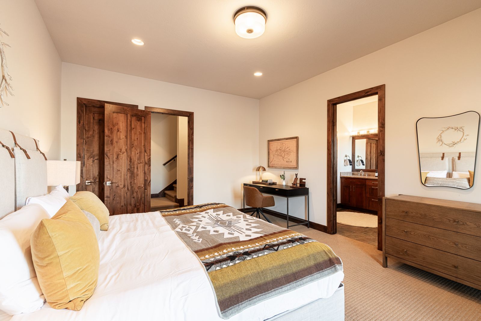 Junior king guest suite with workspace and ensuite bathroom at Mayflower Vista